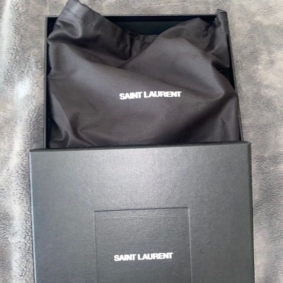 AUTHENTIC MONOGRAM CLUTCH IN QUILTED GRAIN DE POUDRE EMBOSSED LEATHER - Picture 10 of 10